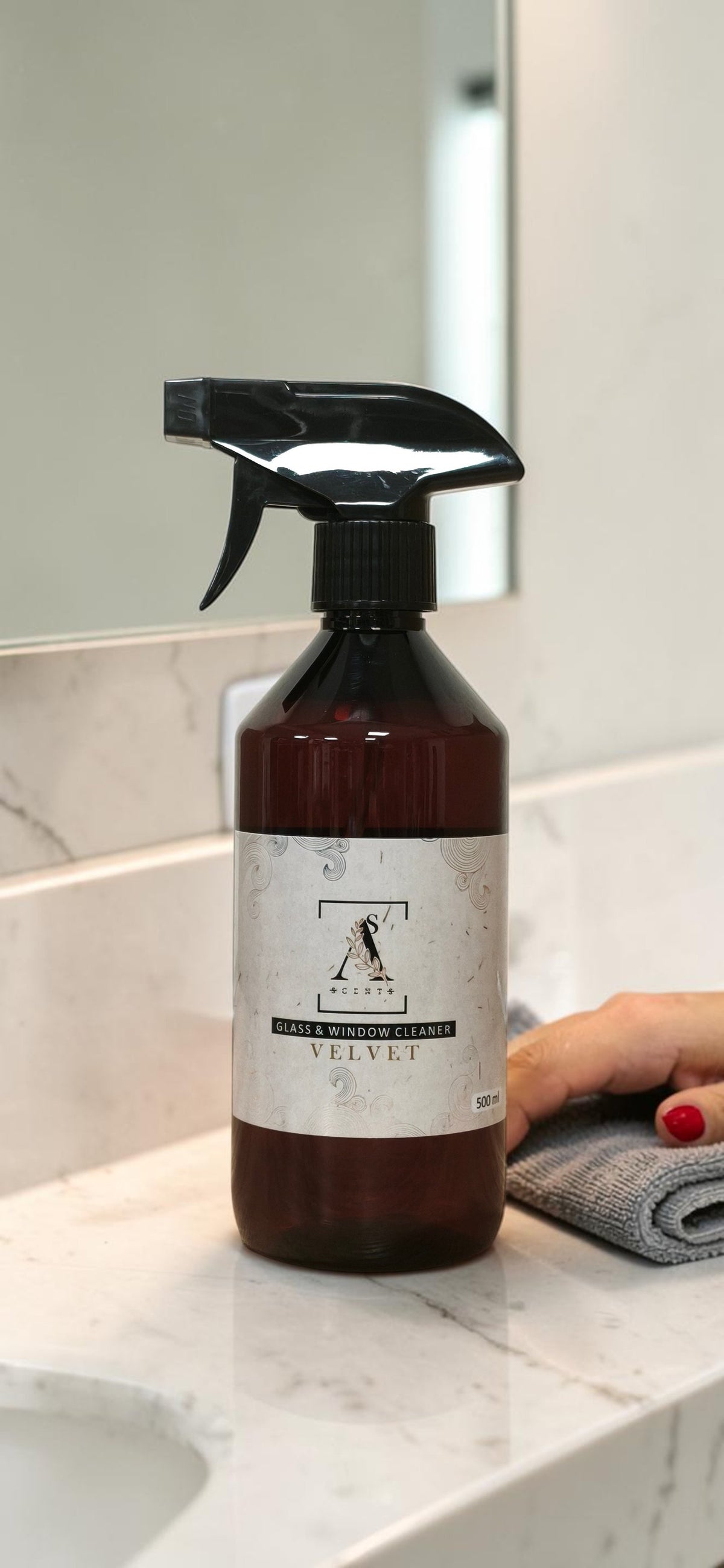 Asscents stiklo ir langų valiklis VELVET valant langą