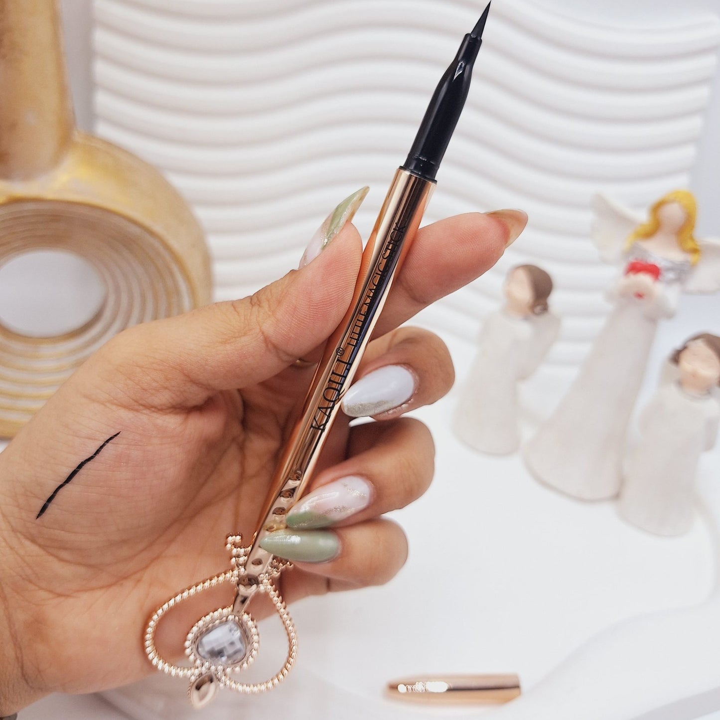 KAQILI LITTLE MAGIC STICK akių kontūro pieštukas linija